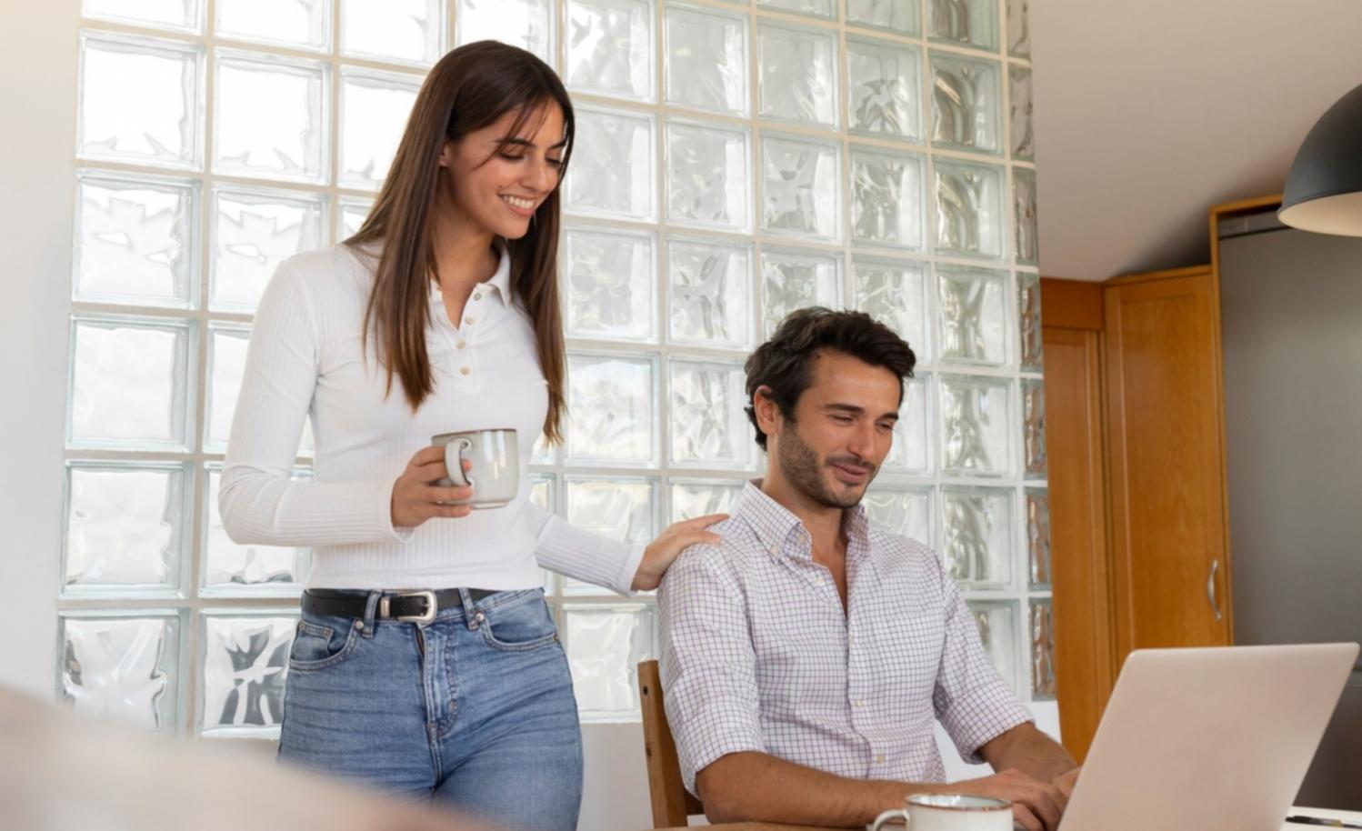 Estudiantes aprendiendo gestión financiera